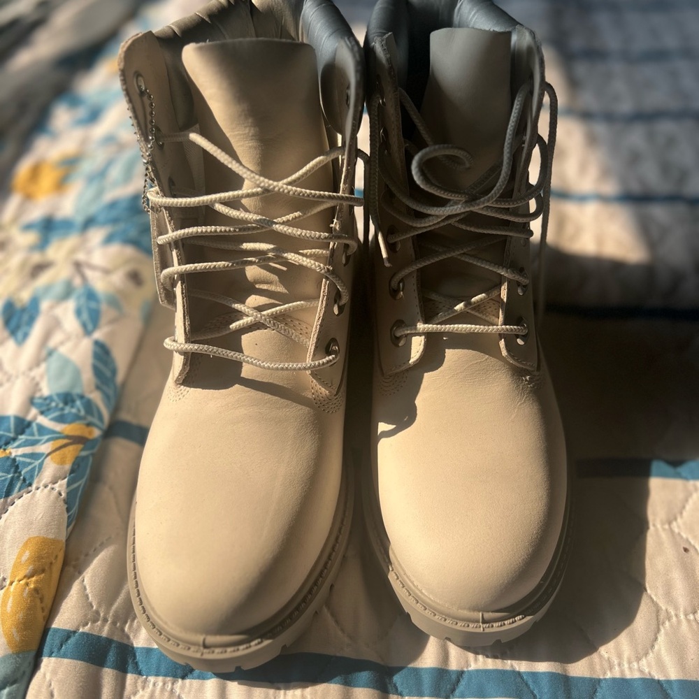 NWOT- size 6.5 Timberlands